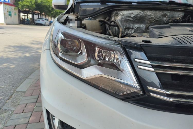 Used Volkswagen Tiguan 2015 1.8TSI Automatic All-Wheel-Drive Luxury Model Right Front Headlight
