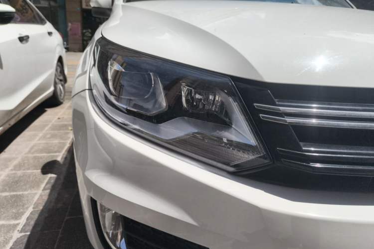Used Volkswagen Tiguan 2015 1.8TSI Manual Two-Wheel-Drive Limited Edition Right Front Headlight