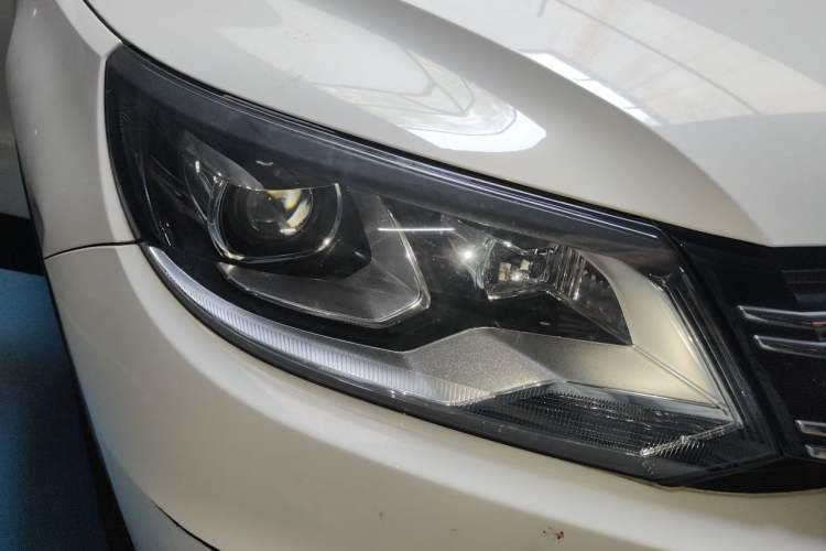 Used Volkswagen Tiguan 2015 1.8TSI Automatic Two-Wheel Drive Trend Edition Right Front Headlight