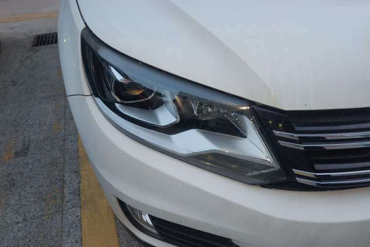 Used Volkswagen Tiguan 2015 1.8TSI Automatic Two-Wheel Drive Trend Edition Right Front Headlight