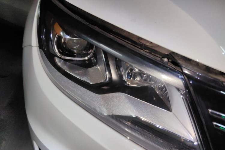 Used Volkswagen Tiguan 2015 1.8TSI Automatic All-Wheel-Drive Luxury Model Right Front Headlight