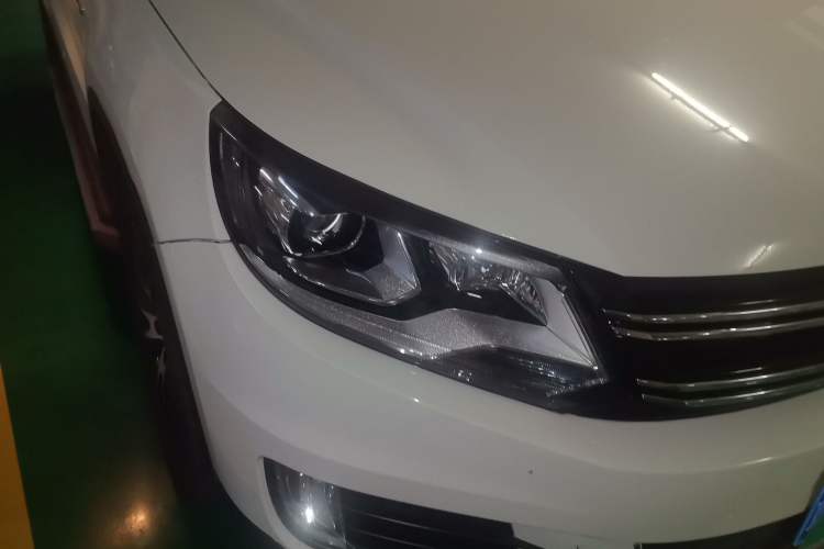 Used Volkswagen Tiguan 2015 1.8TSI Automatic All-Wheel-Drive Luxury Model Right Front Headlight