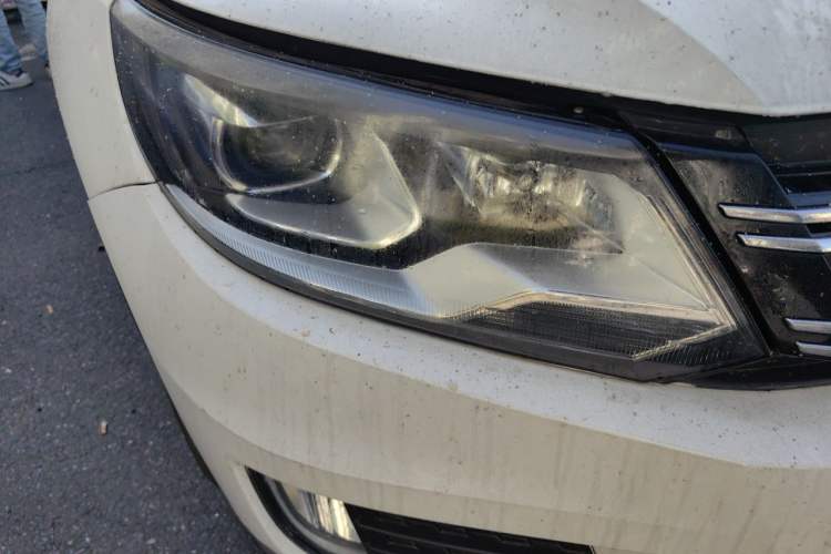 Used Volkswagen Tiguan 2015 1.8TSI Automatic Two-Wheel Drive Trend Edition Right Front Headlight