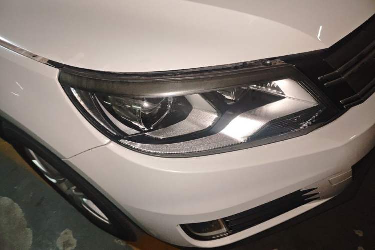 Used Volkswagen Tiguan 2015 1.8TSI Automatic Two-Wheel Drive Trend Edition Right Front Headlight