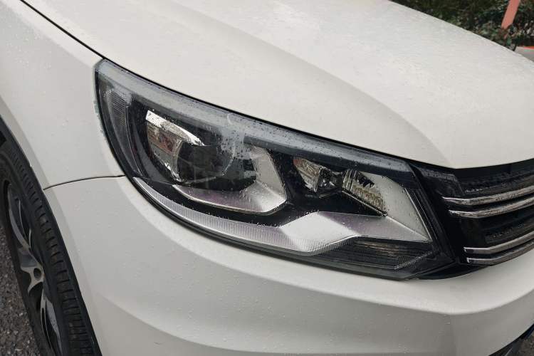 Used Volkswagen Tiguan 2015 2.0 TSI Automatic All-Wheel Drive Luxury Edition Right Front Headlight