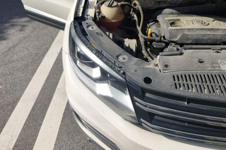 Used Volkswagen Tiguan 2015 1.8TSI Automatic All-Wheel-Drive Luxury Model Right Front Headlight