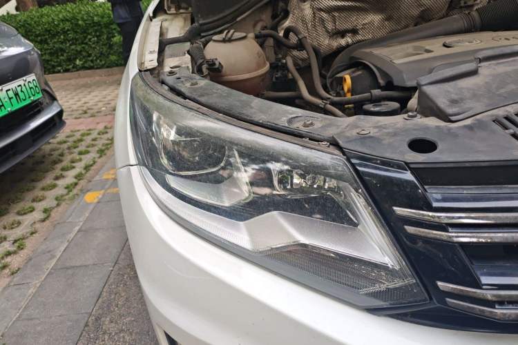 Used Volkswagen Tiguan 2015 1.8TSI Automatic All-Wheel-Drive Luxury Model Right Front Headlight