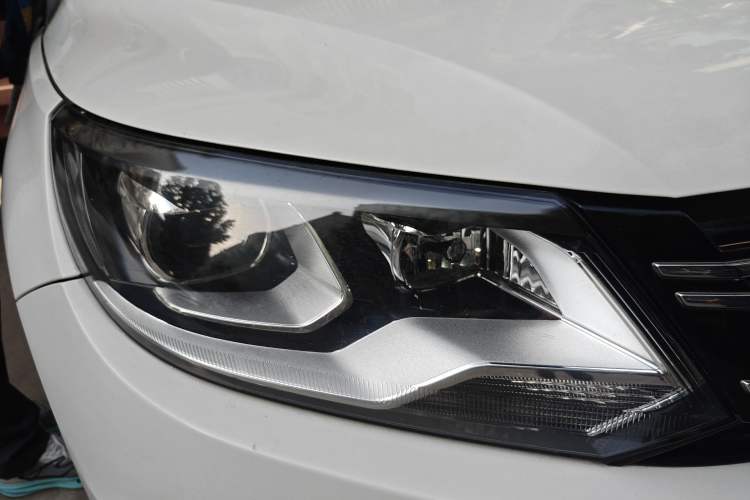 Used Volkswagen Tiguan 2015 1.8TSI Automatic Two-Wheel Drive Luxury Model Right Front Headlight
