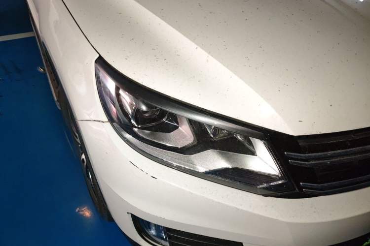 Used Volkswagen Tiguan 2015 2.0 TSI Automatic All-Wheel Drive Luxury Edition Right Front Headlight
