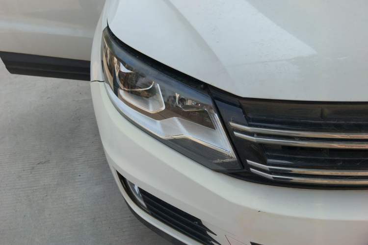 Used Volkswagen Tiguan 2015 1.8TSI Automatic Two-Wheel Drive Trend Edition Right Front Headlight