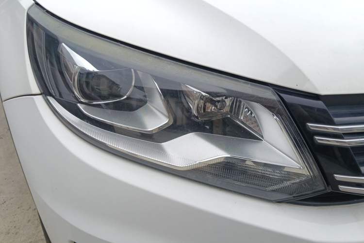 Used Volkswagen Tiguan 2015 1.8TSI Automatic All-Wheel-Drive Luxury Model Right Front Headlight