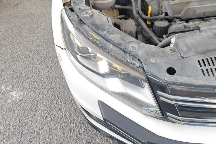 Used Volkswagen Tiguan 2015 1.8TSI Automatic All-Wheel-Drive Luxury Model Right Front Headlight