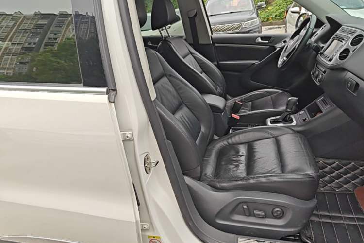 Used Volkswagen Tiguan 2015 1.8TSI Automatic All-Wheel-Drive Luxury Model Right Front Seat