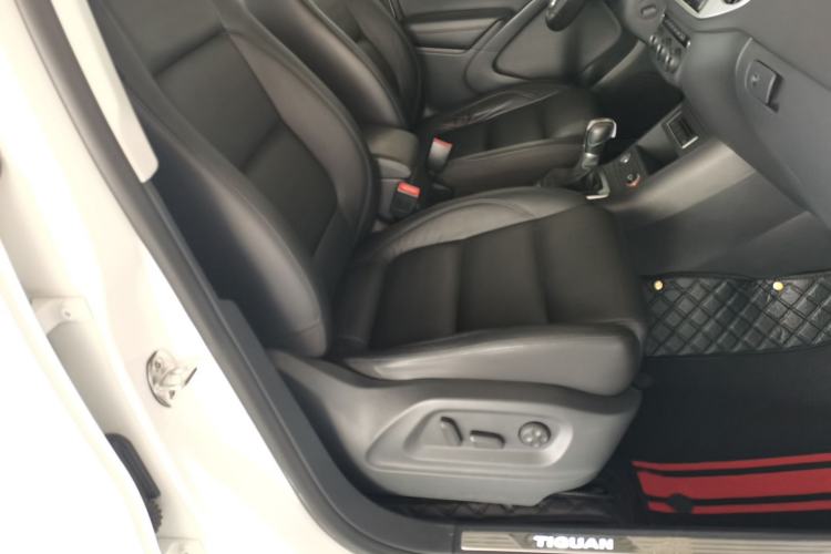 Used Volkswagen Tiguan 2015 2.0 TSI Automatic All-Wheel Drive Luxury Edition Right Front Seat