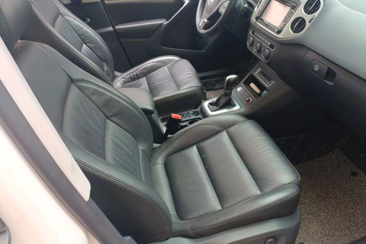 Used Volkswagen Tiguan 2015 1.8TSI Automatic All-Wheel-Drive Luxury Model Right Front Seat