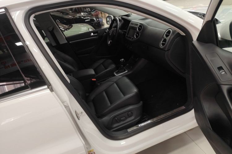 Used Volkswagen Tiguan 2015 1.8TSI Automatic All-Wheel-Drive Luxury Model Right Front Seat