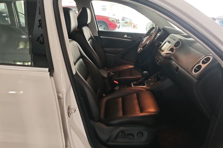 Used Volkswagen Tiguan 2015 1.8TSI Automatic All-Wheel-Drive Luxury Model Right Front Seat