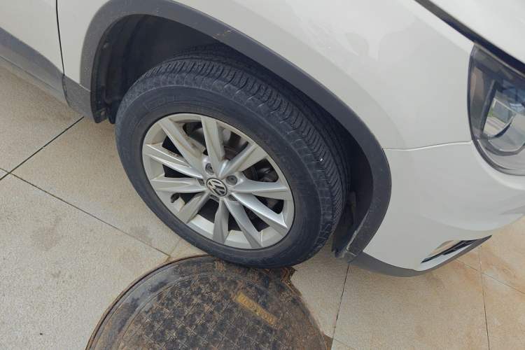 Used Volkswagen Tiguan 2015 1.8TSI Automatic All-Wheel Drive Style Vision Edition Right Front Wheel Hub