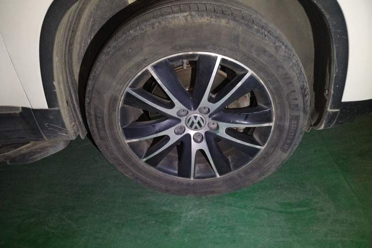 Used Volkswagen Tiguan 2015 1.8TSI Automatic All-Wheel-Drive Luxury Model Right Front Wheel Hub