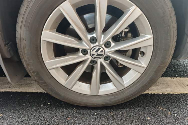 Used Volkswagen Tiguan 2015 1.8TSI Automatic Two-Wheel Drive Comfort Edition Right Front Wheel Hub