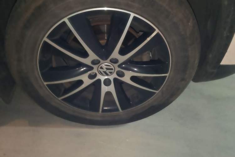 Used Volkswagen Tiguan 2015 1.8TSI Automatic All-Wheel-Drive Luxury Model Right Front Wheel Hub