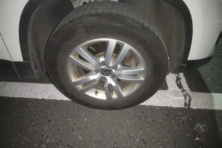 Used Volkswagen Tiguan 2015 1.8TSI Manual Two-Wheel Drive Fashion Edition Right Front Wheel Hub
