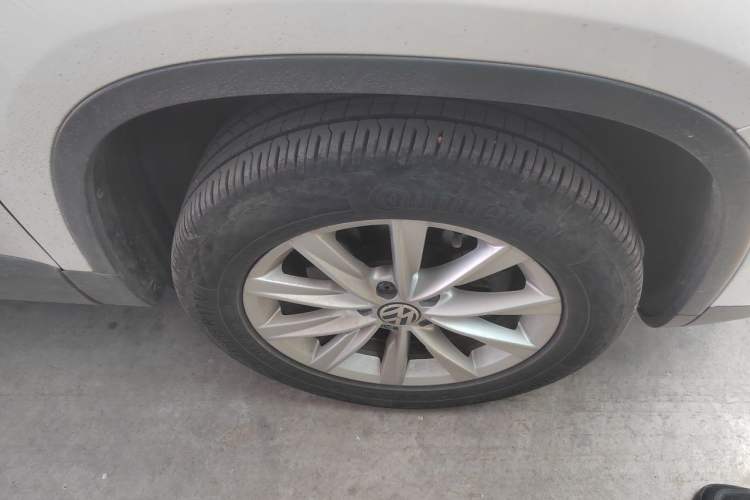 Used Volkswagen Tiguan 2015 1.8TSI Manual Two-Wheel-Drive Limited Edition Right Front Wheel Hub