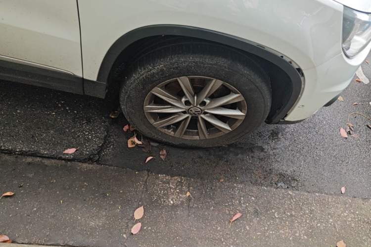 Used Volkswagen Tiguan 2015 2.0 TSI Comfort Edition Right Front Wheel Hub