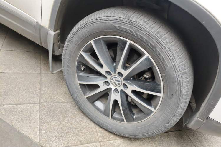 Used Volkswagen Tiguan 2015 1.8TSI Automatic Two-Wheel Drive Luxury Model Right Front Wheel Hub