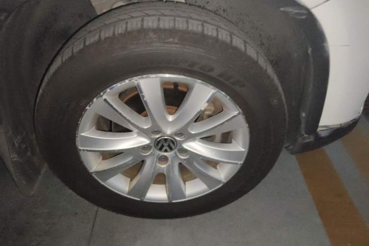 Used Volkswagen Tiguan 2015 2.0 TSI Automatic All-Wheel Drive Luxury Edition Right Front Wheel Hub