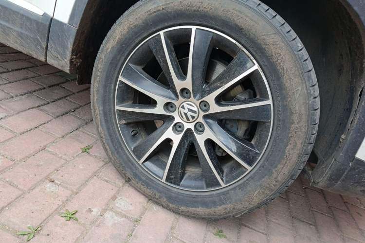 Used Volkswagen Tiguan 2015 1.8TSI Automatic All-Wheel-Drive Luxury Model Right Front Wheel Hub