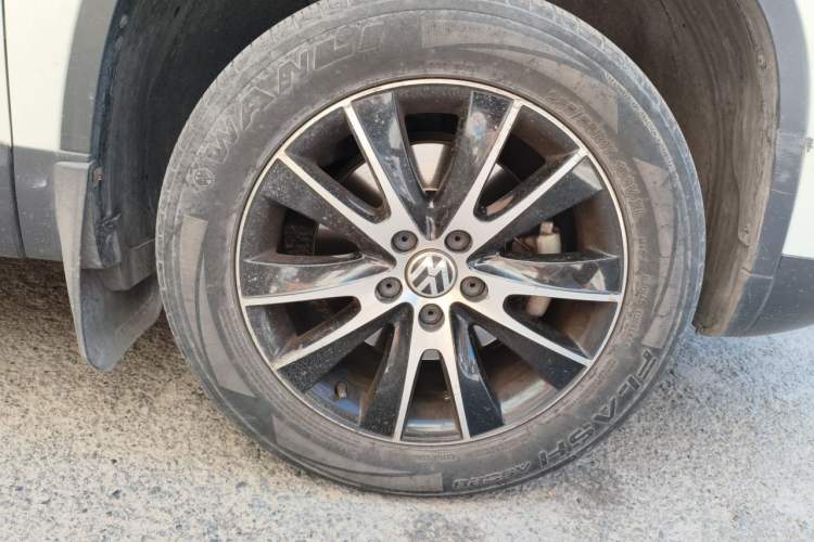 Used Volkswagen Tiguan 2015 1.8TSI Automatic Two-Wheel Drive Luxury Model Right Front Wheel Hub