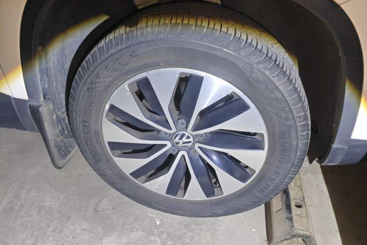 Used Volkswagen Tiguan 2015 1.4TSI Manual Two-Wheel Drive BlueMotion Edition Right Front Wheel Hub