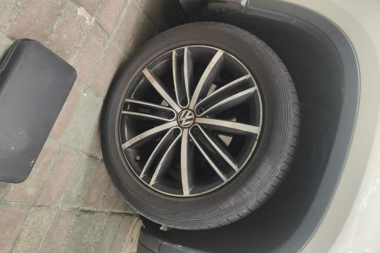 Used Volkswagen Tiguan 2015 1.8TSI Automatic All-Wheel-Drive Luxury Model Right Front Wheel Hub