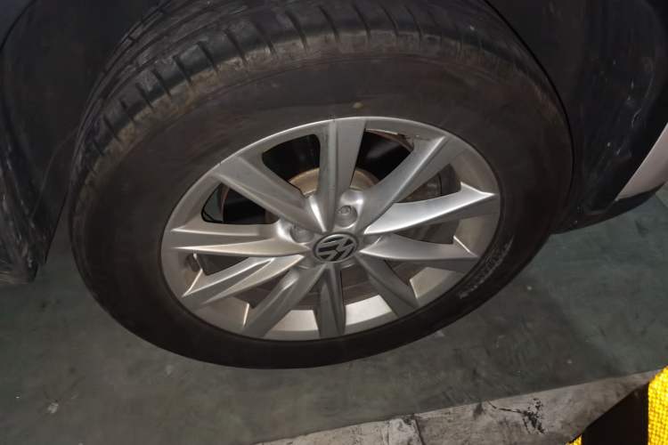 Used Volkswagen Tiguan 2015 1.8TSI Automatic Two-Wheel Drive Comfort Edition Right Front Wheel Hub