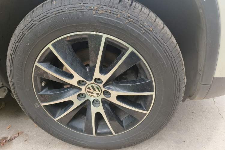 Used Volkswagen Tiguan 2015 2.0 TSI Automatic All-Wheel Drive Luxury Edition Right Front Wheel Hub