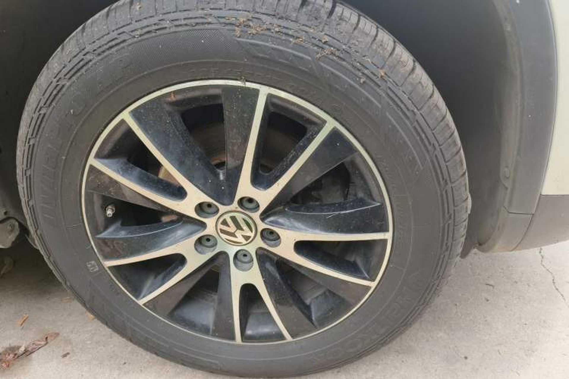 Used Volkswagen Tiguan 2015 2.0 TSI Automatic All-Wheel Drive Luxury Edition Right Front Wheel Hub