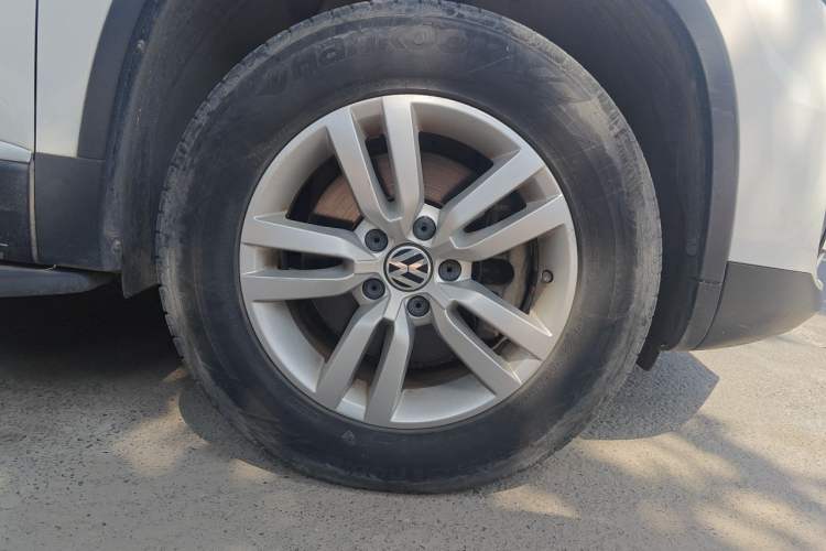 Used Volkswagen Tiguan 2015 1.8TSI Manual Two-Wheel Drive Fashion Edition Right Front Wheel Hub