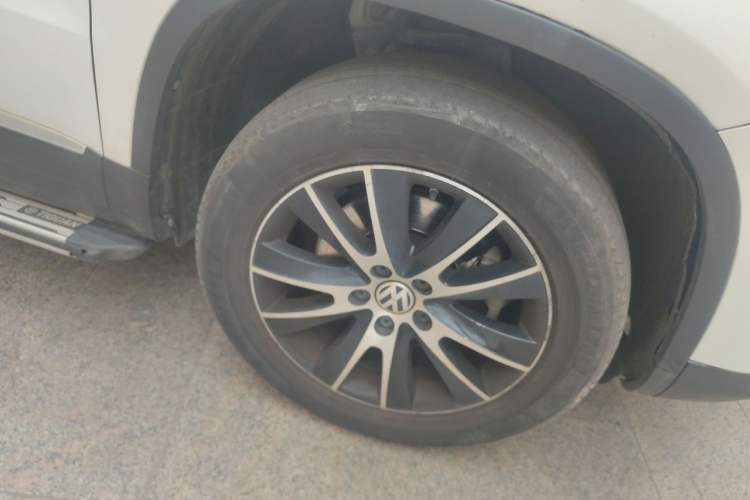 Used Volkswagen Tiguan 2015 2.0 TSI Automatic All-Wheel Drive Luxury Edition Right Front Wheel Hub
