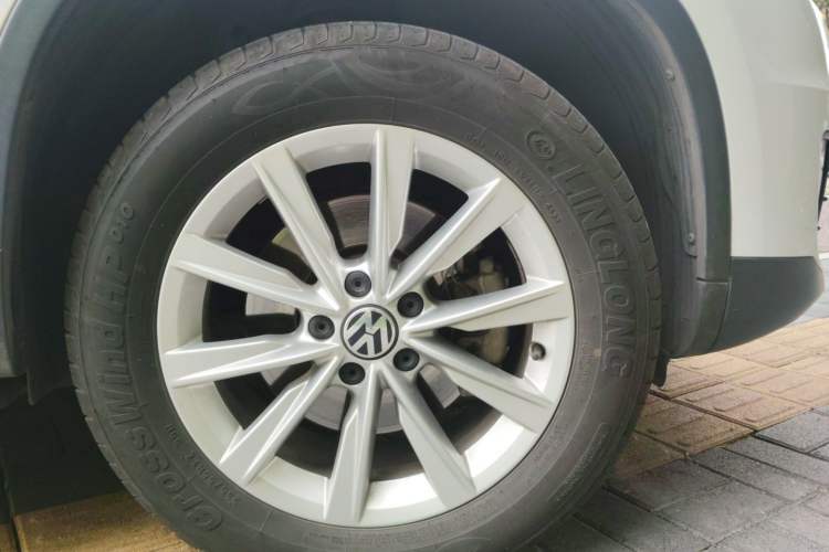 Used Volkswagen Tiguan 2015 1.8TSI Manual Two-Wheel-Drive Limited Edition Right Front Wheel Hub