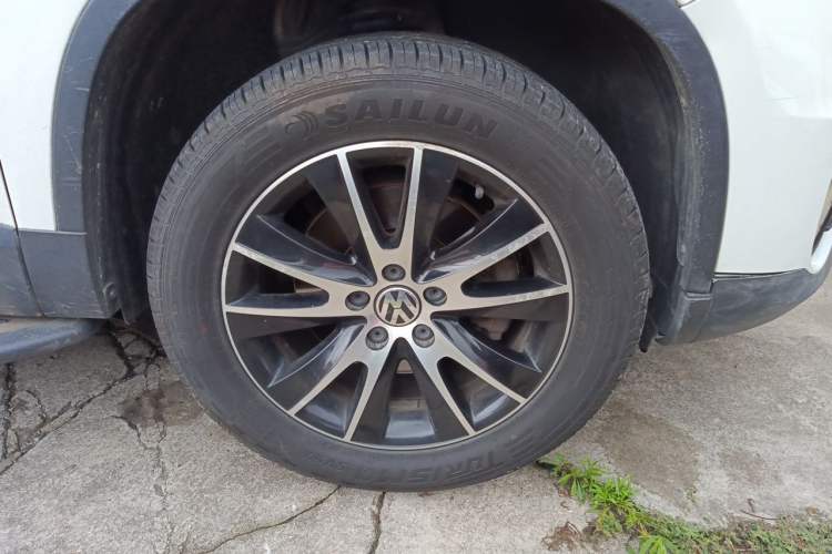 Used Volkswagen Tiguan 2015 1.8TSI Automatic All-Wheel-Drive Luxury Model Right Front Wheel Hub