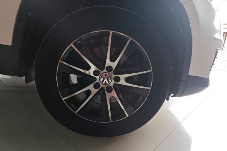 Used Volkswagen Tiguan 2015 2.0 TSI Automatic All-Wheel Drive Luxury Edition Right Front Wheel Hub