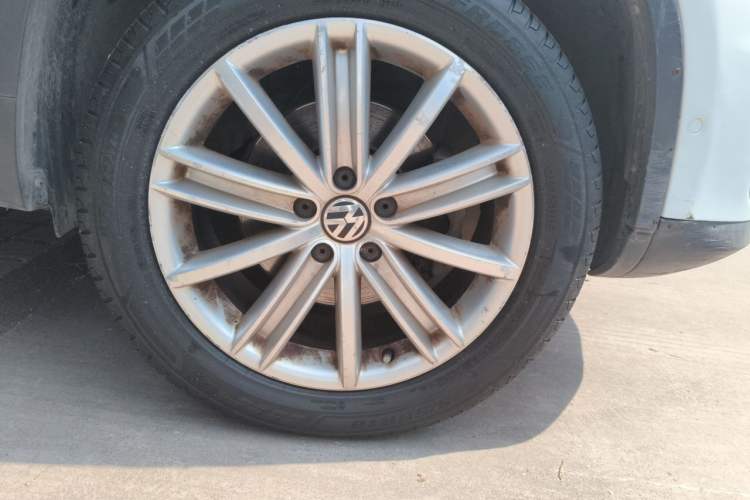 Used Volkswagen Tiguan 2015 2.0 TSI Comfort Edition Right Front Wheel Hub