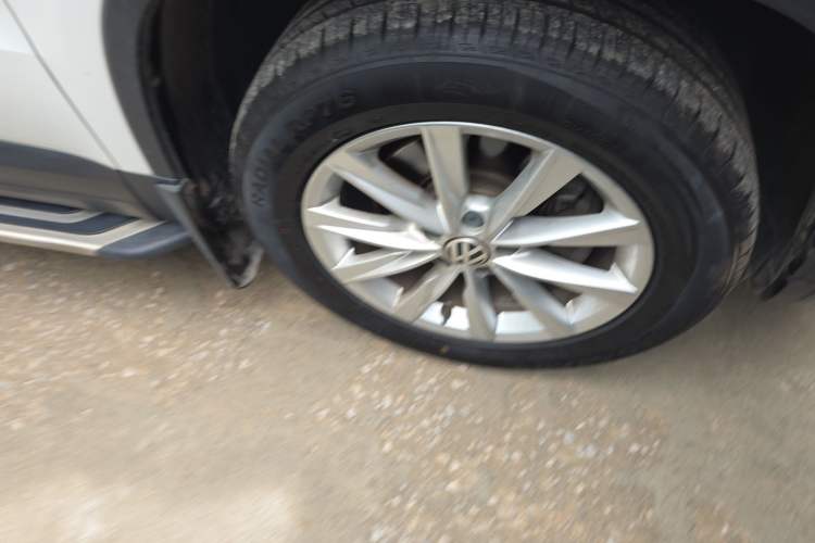Used Volkswagen Tiguan 2015 1.8TSI Automatic All-Wheel Drive Style Vision Edition Right Front Wheel Hub