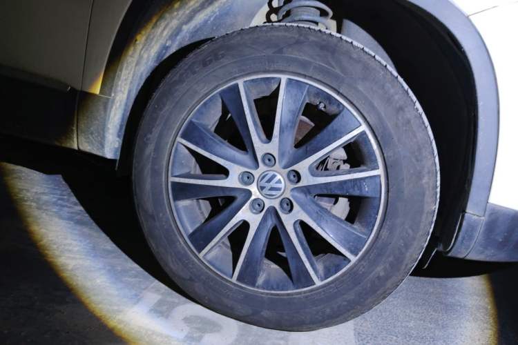 Used Volkswagen Tiguan 2015 2.0 TSI Automatic All-Wheel Drive Luxury Edition Right Front Wheel Hub