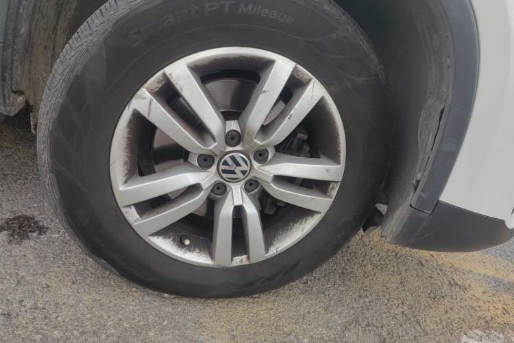 Used Volkswagen Tiguan 2015 1.8TSI Manual Two-Wheel Drive Fashion Edition Right Front Wheel Hub