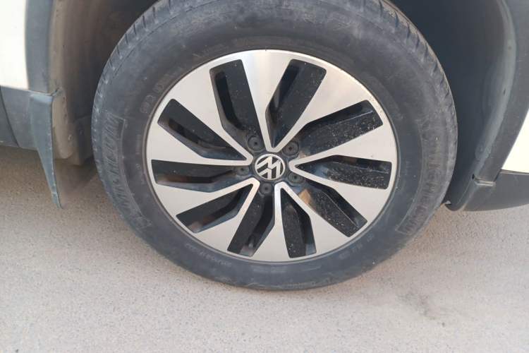 Used Volkswagen Tiguan 2015 1.4TSI Manual Two-Wheel Drive BlueMotion Edition Right Front Wheel Hub