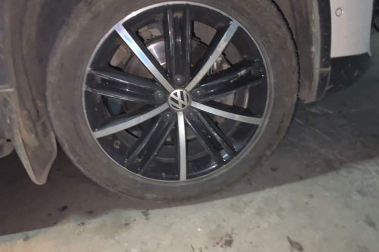 Used Volkswagen Tiguan 2015 2.0 TSI Automatic All-Wheel Drive Flagship Edition Right Front Wheel Hub