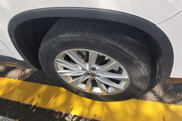 Used Volkswagen Tiguan 2015 1.8TSI Manual Two-Wheel-Drive Limited Edition Right Front Wheel Hub