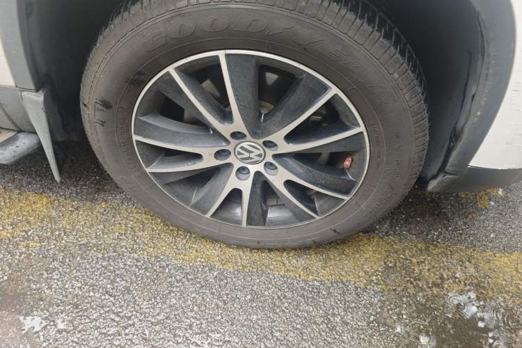 Used Volkswagen Tiguan 2015 1.8TSI Automatic All-Wheel-Drive Luxury Model Right Front Wheel Hub